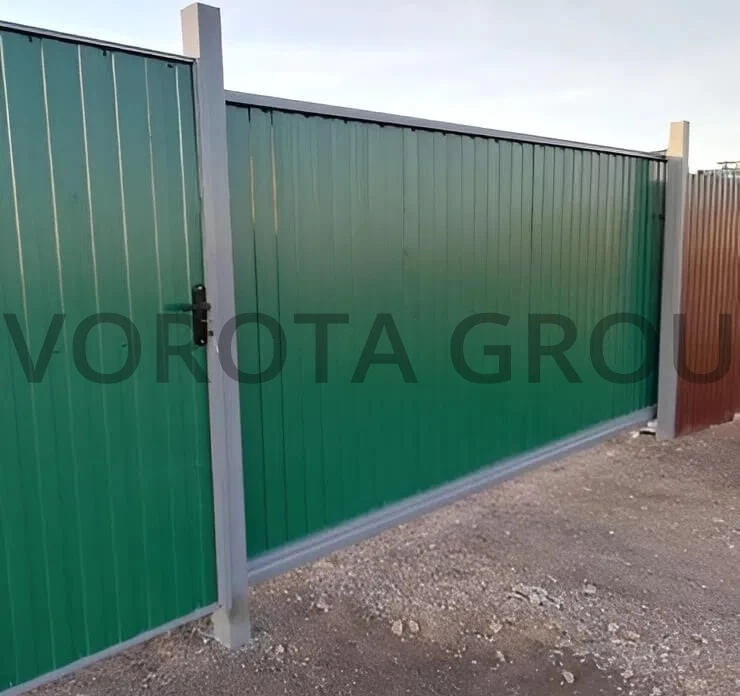 Откатные ворота на сваях с калиткой Doorhan зеленые 2200x1500